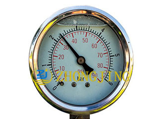 Vacuum oil filter pressure gauge